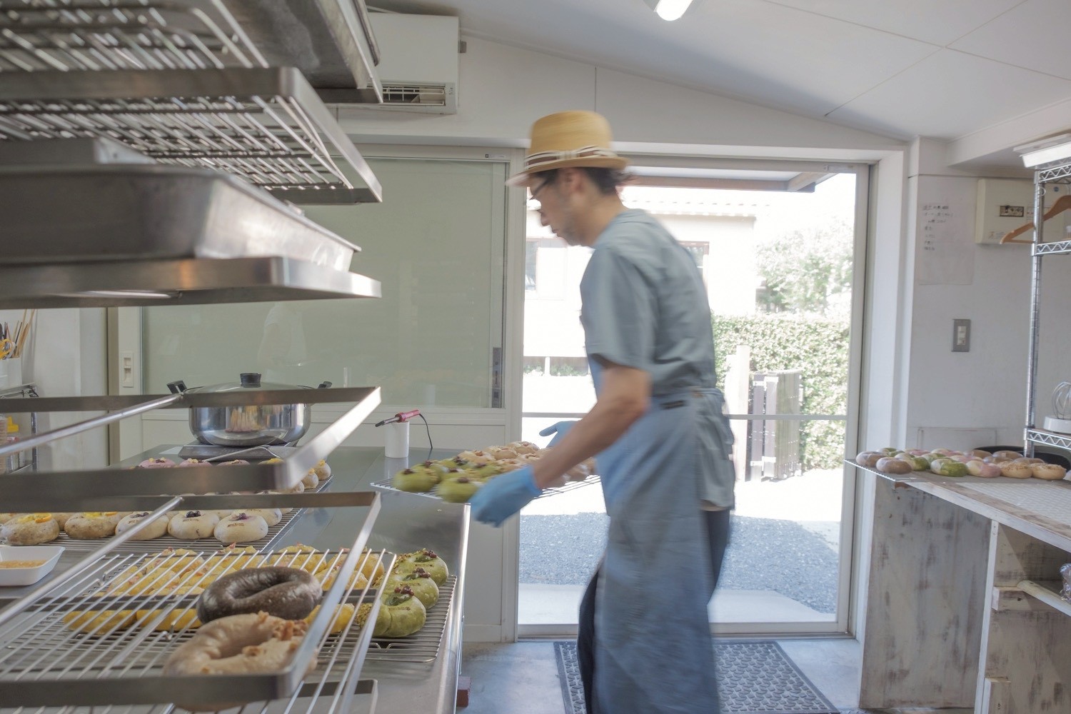 焼き上がったベーグルをオーブンから取り出す様子